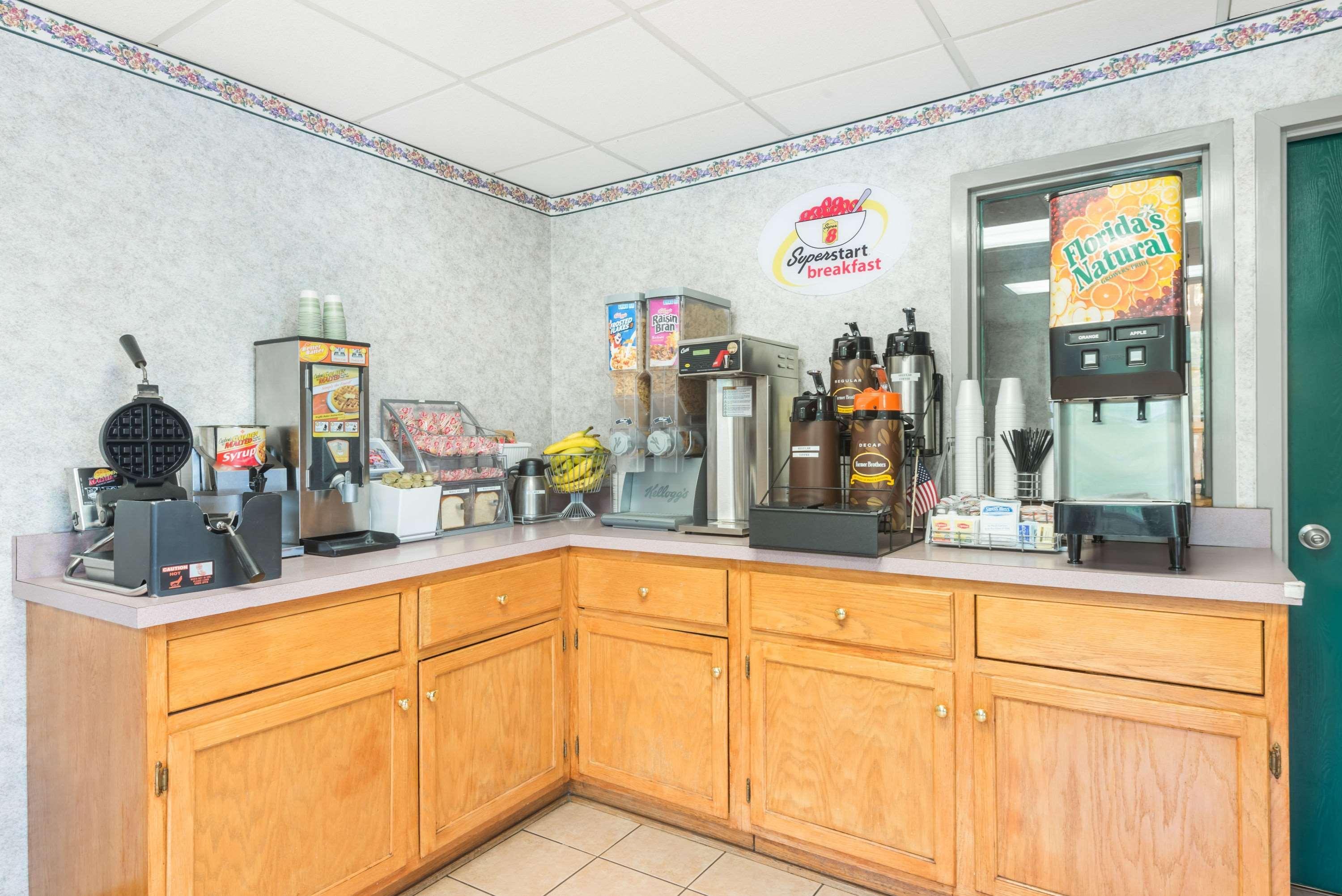 Super 8 By Wyndham Hancock Md Luaran gambar
